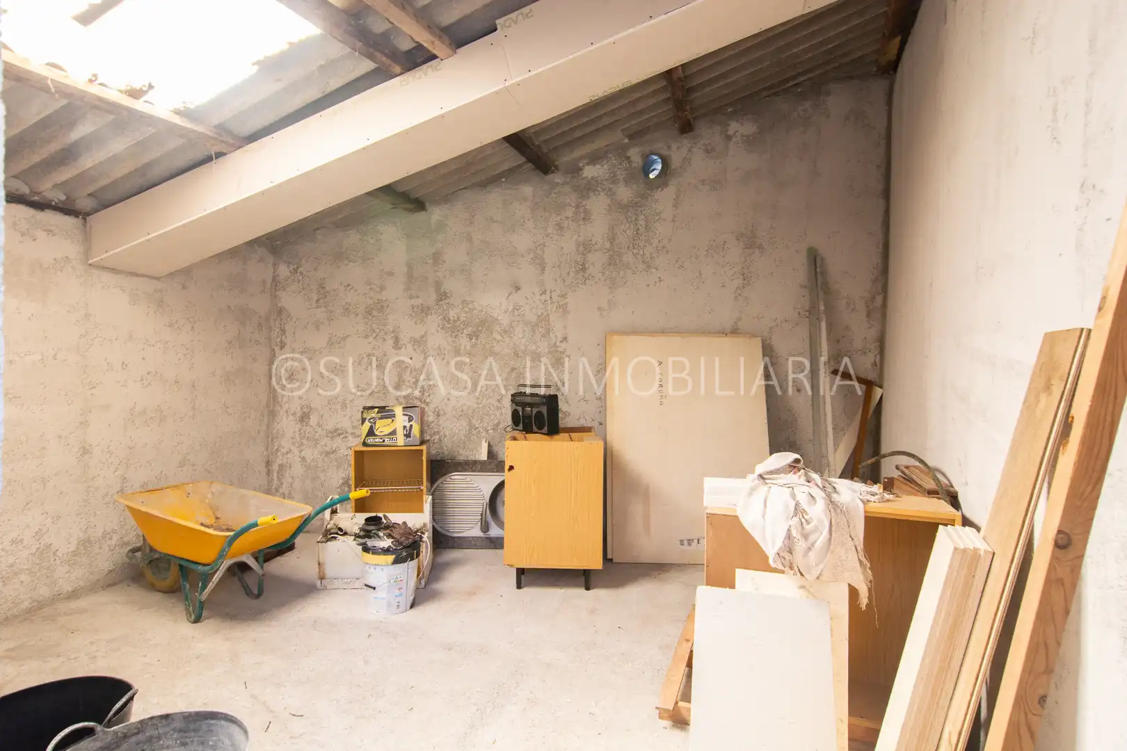 Einfamilien-Reihenhaus zum Verkauf in Carral mit Heizung, Privatgarten und Abstellraum