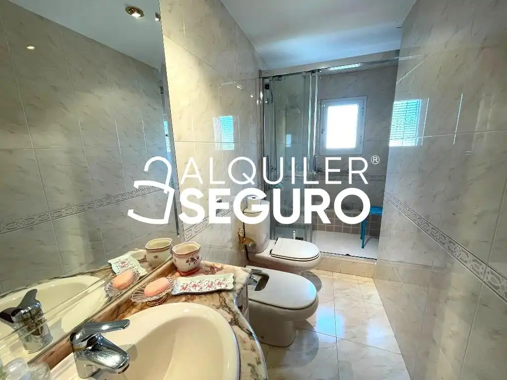 Badezimmer von Wohnung zur Miete in Madrid mit Heizung, Terrasse und Möbliert