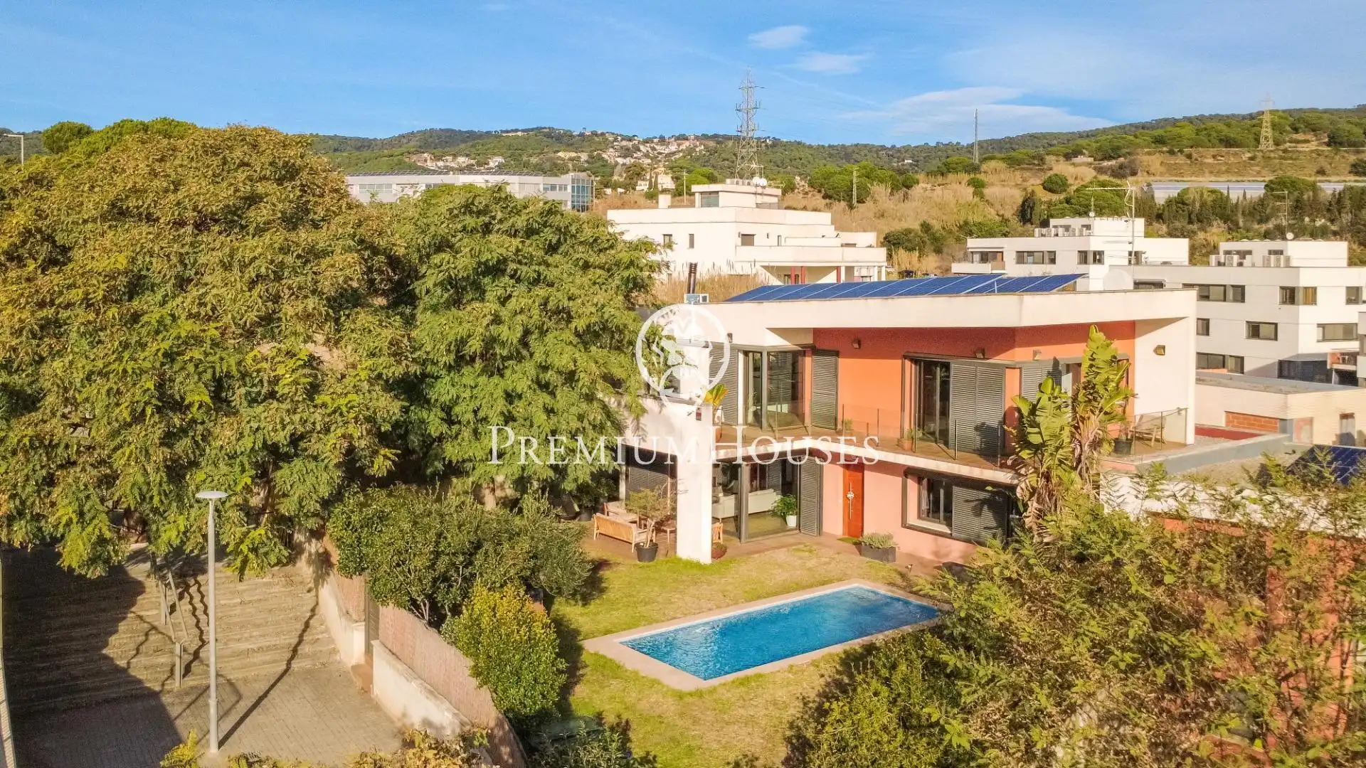 Vista exterior de Casa o xalet en venda en Mataró amb Aire condicionat, Parquet i Piscina