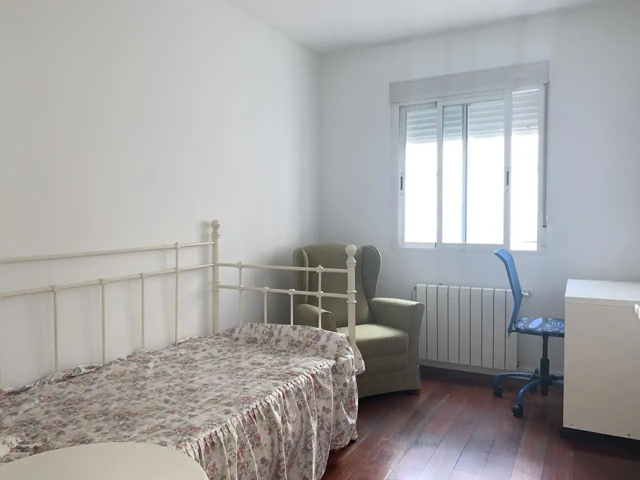 Schlafzimmer von Dachboden zur Miete in Madrid mit Klimaanlage, Heizung und Möbliert
