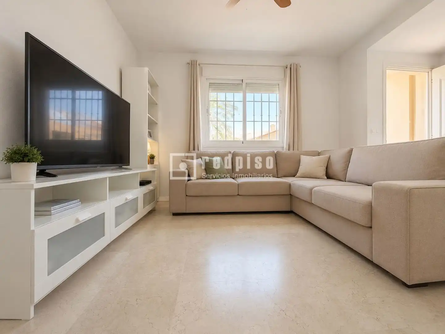 Sala d'estar de Casa o xalet en venda en Vélez-Málaga amb Jardí privat, Terrassa i Traster