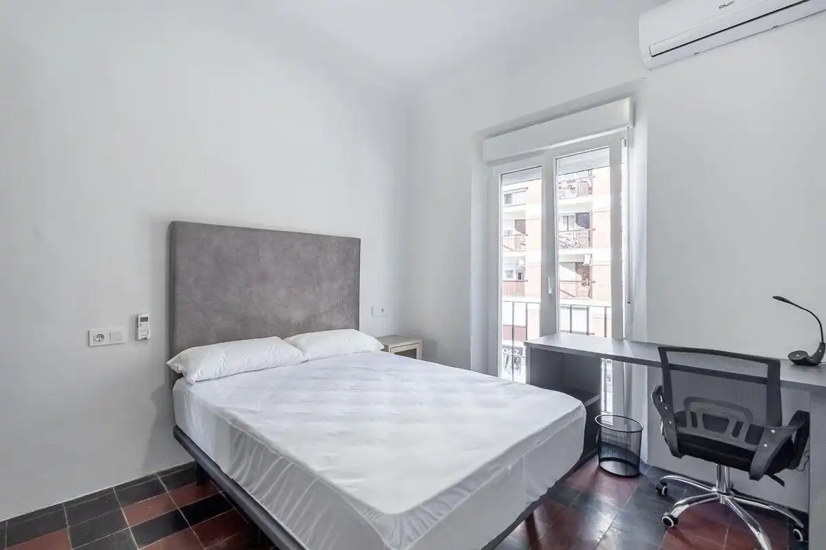 Habitación de Piso de alquiler en Granada con Aire acondicionado, Amueblado y Balcón