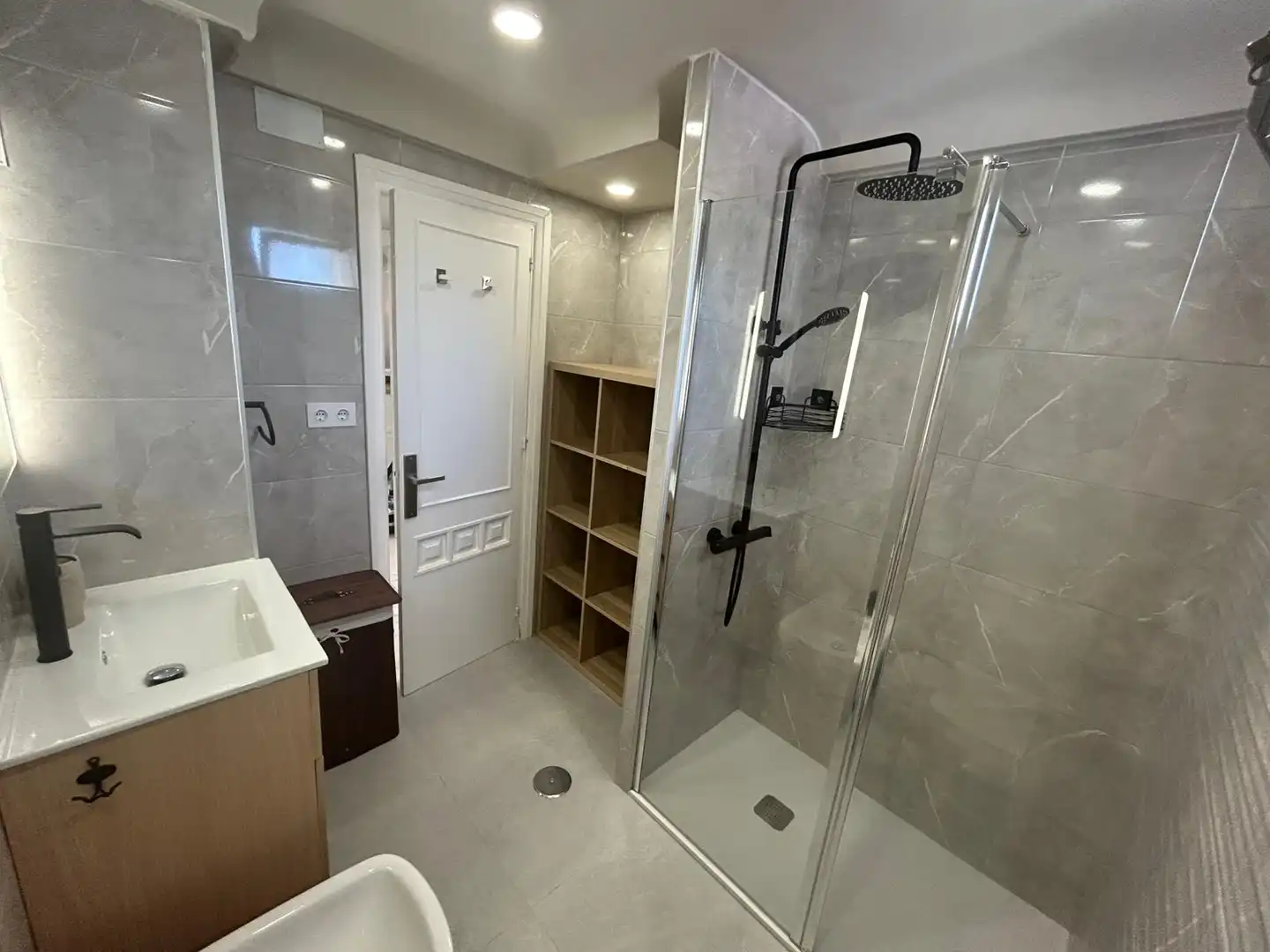 Baño de Piso de alquiler en Estepona con Aire acondicionado, Terraza y Amueblado
