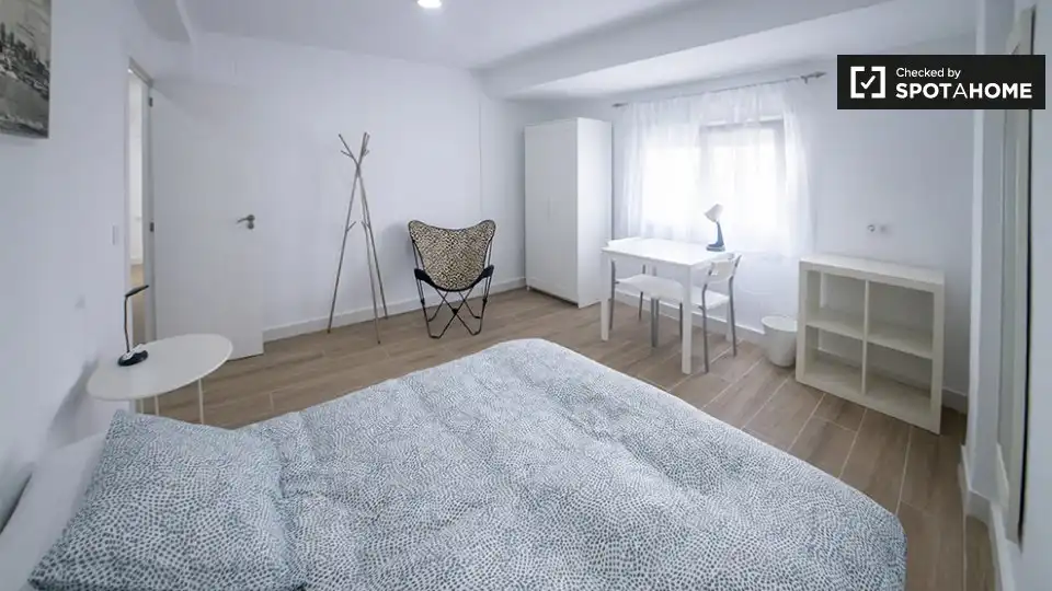 Bedroom of Flat for rent in Valencia  with Air Conditioner, Heating and Furnished