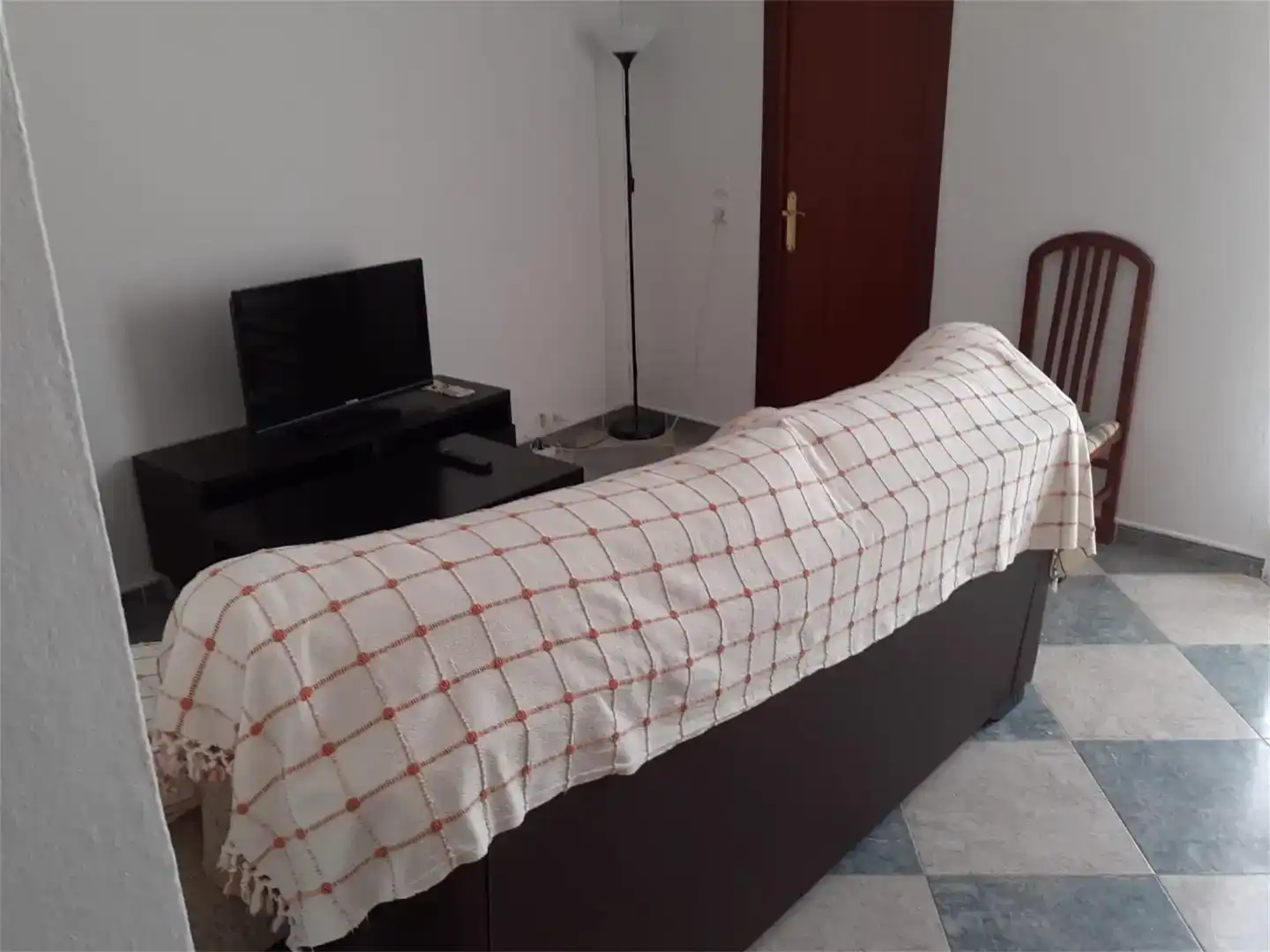 Dormitori de Casa adosada en venda en El Almendro amb Jardí privat i Moblat
