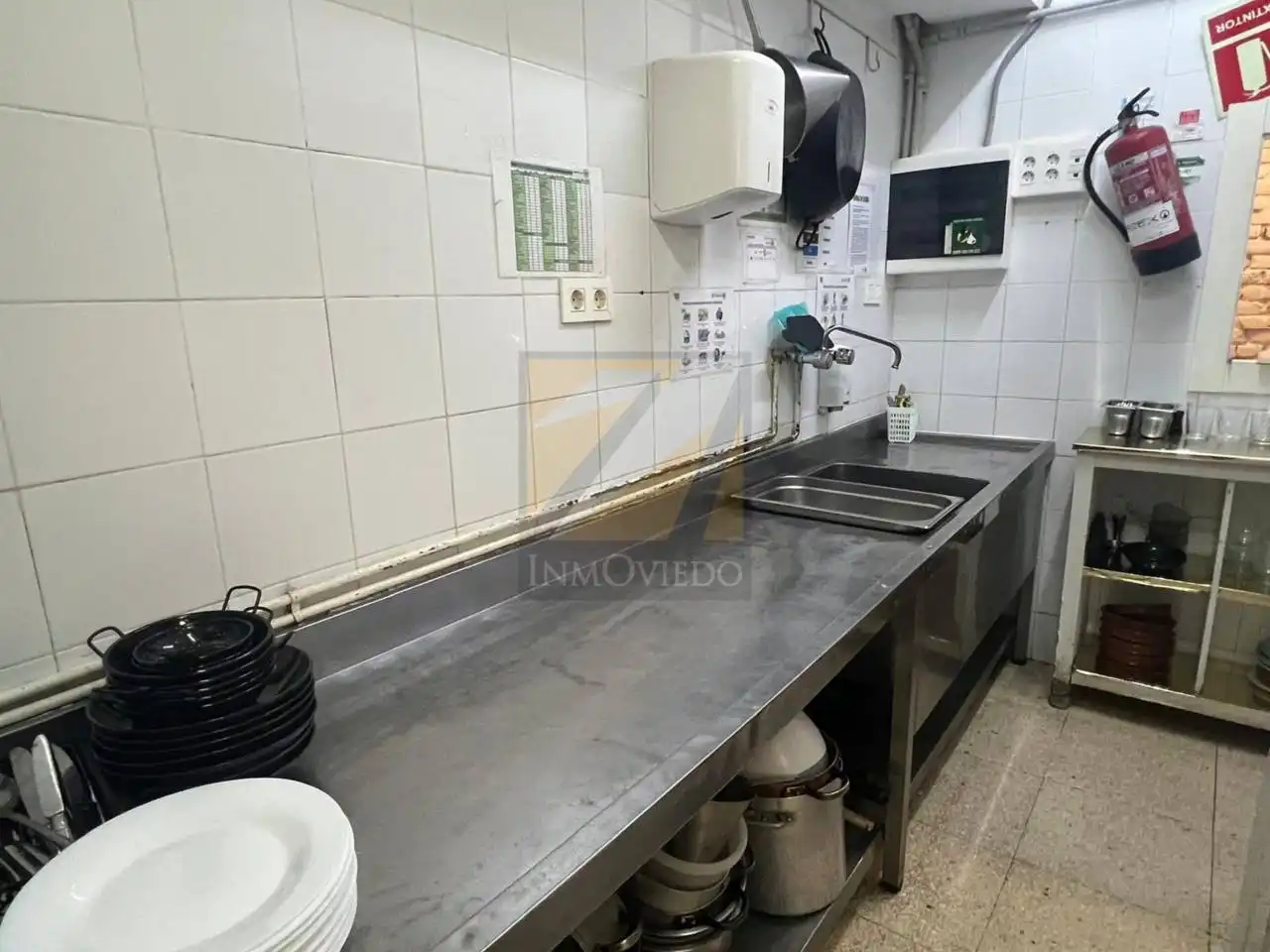 Cuina de Local de lloguer en Oviedo  amb Aire condicionat i Alarma