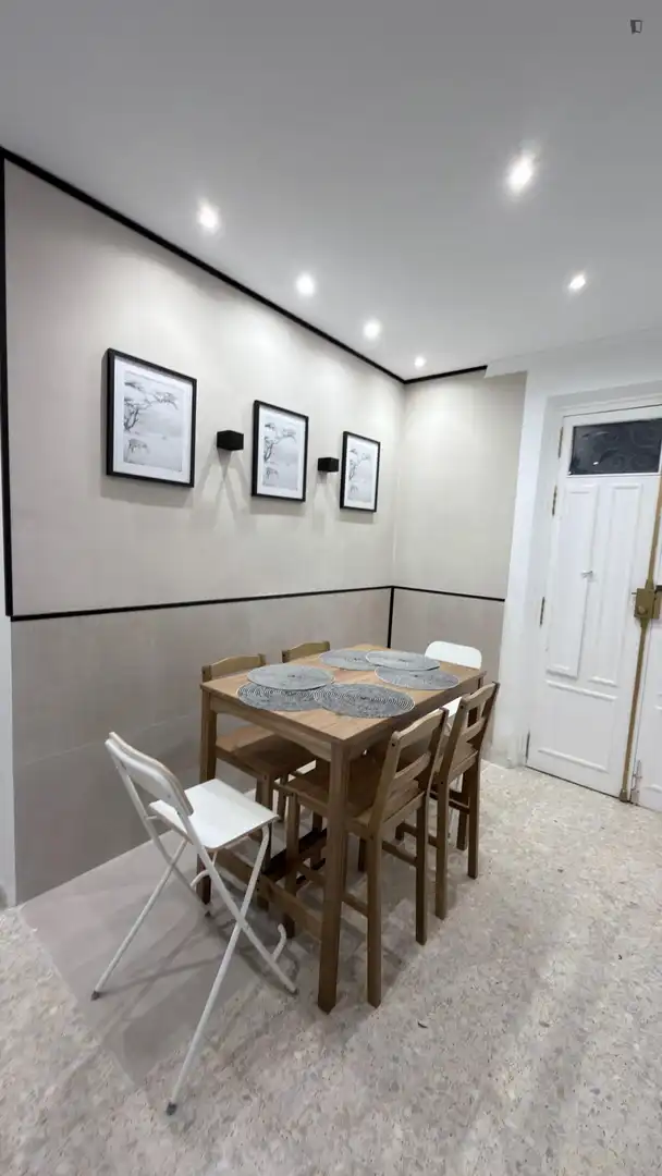 Menjador de Apartament per a compartir en Granada amb Moblat, Forn i Microones