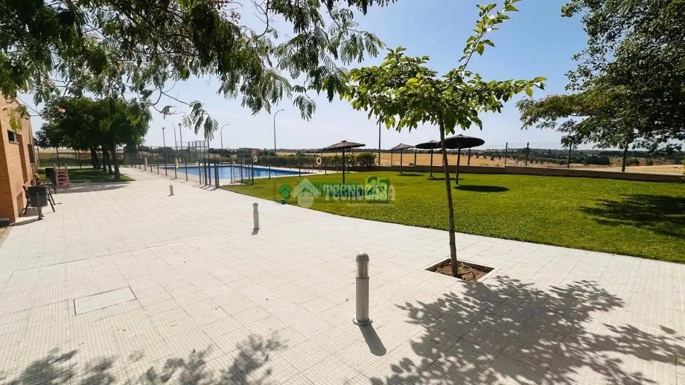 Piscina de Casa adosada en venda en Bargas amb Calefacció i Piscina comunitària