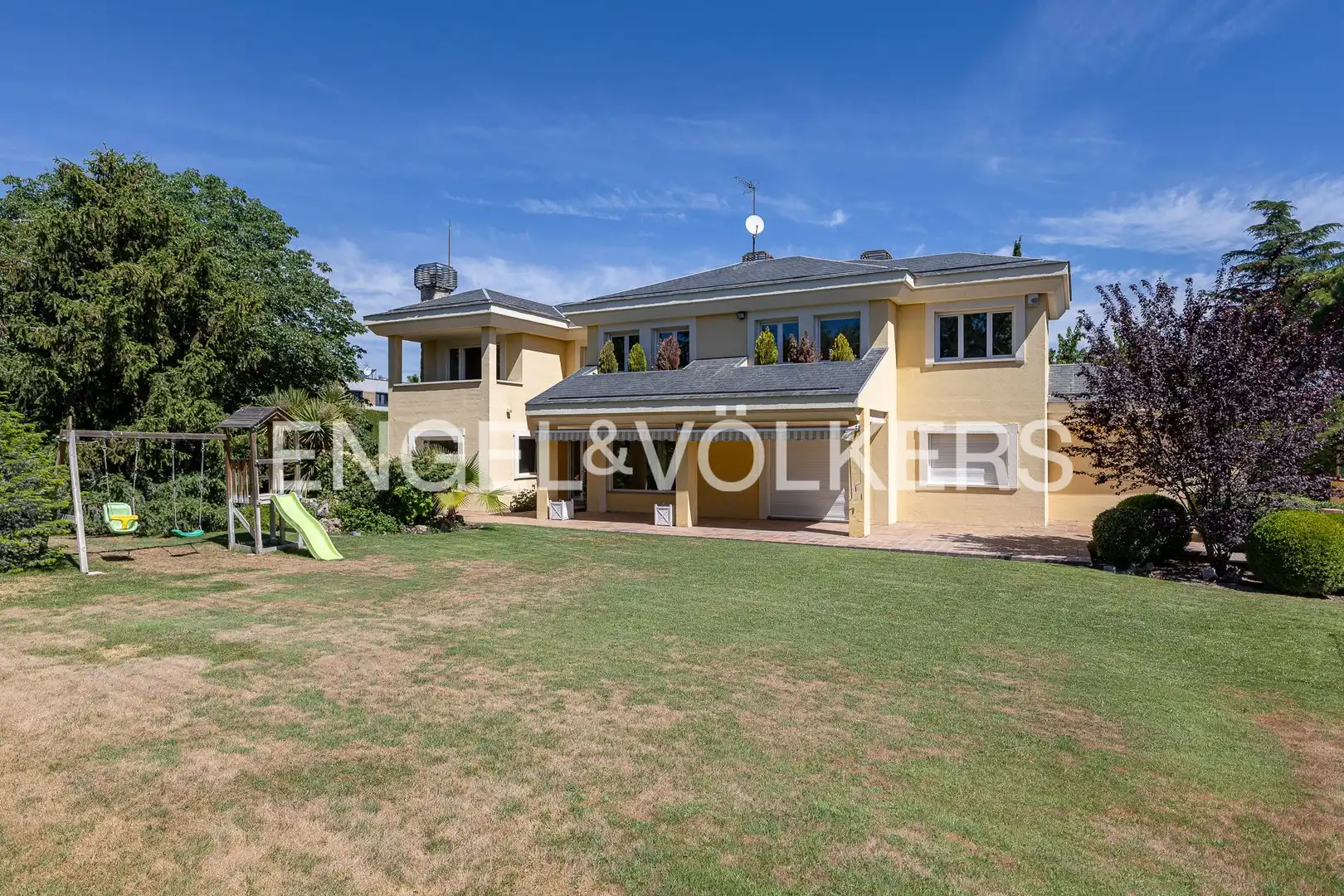 Vista exterior de Casa o xalet en venda en La Moraleja amb Aire condicionat, Calefacció i Jardí privat