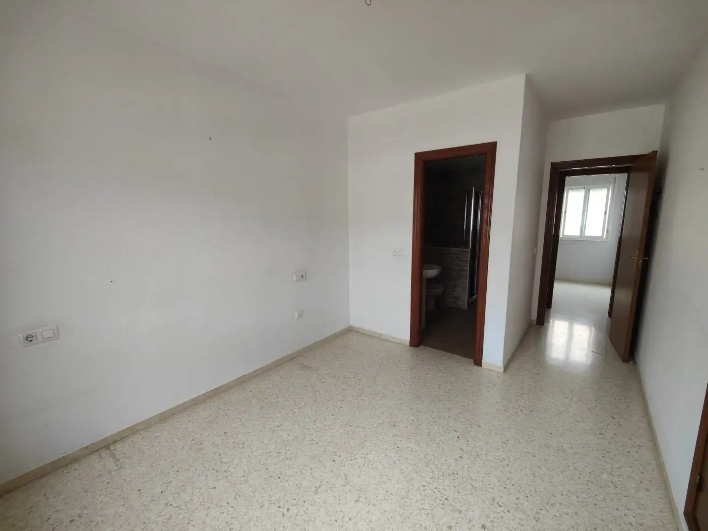 Wohnung zum Verkauf in Tomares mit Klimaanlage, Terrasse und Abstellraum