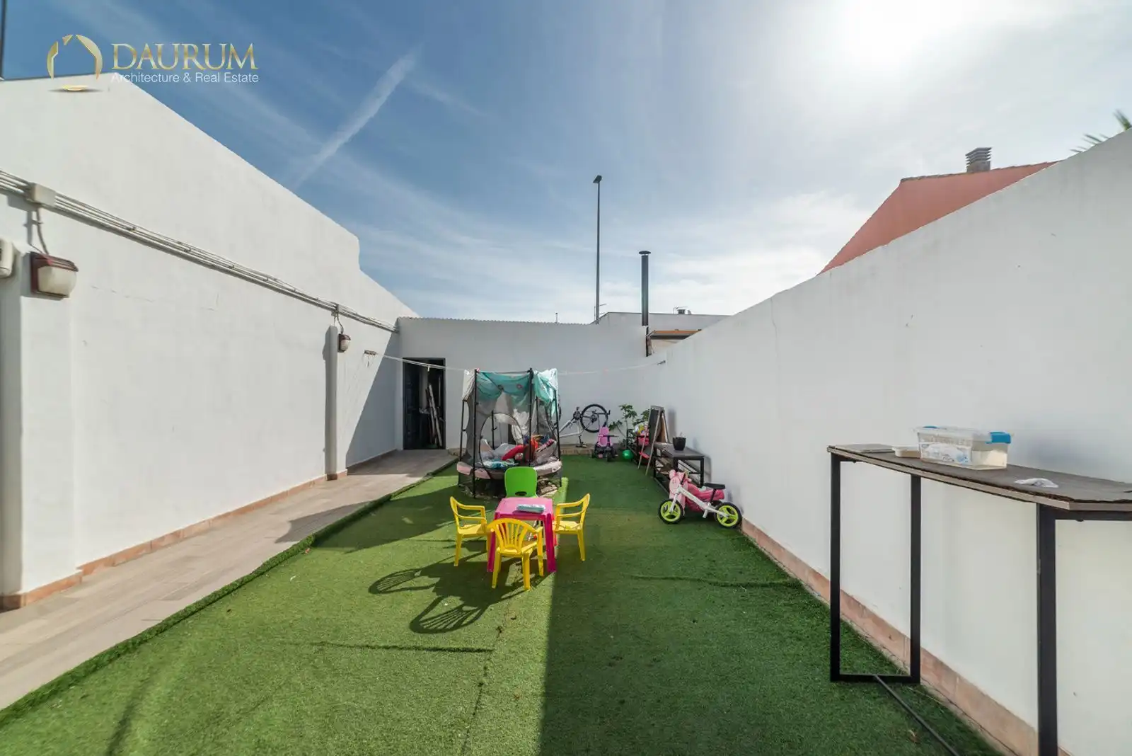 Terrassa de Casa adosada en venda en La Rinconada amb Aire condicionat, Calefacció i Jardí privat
