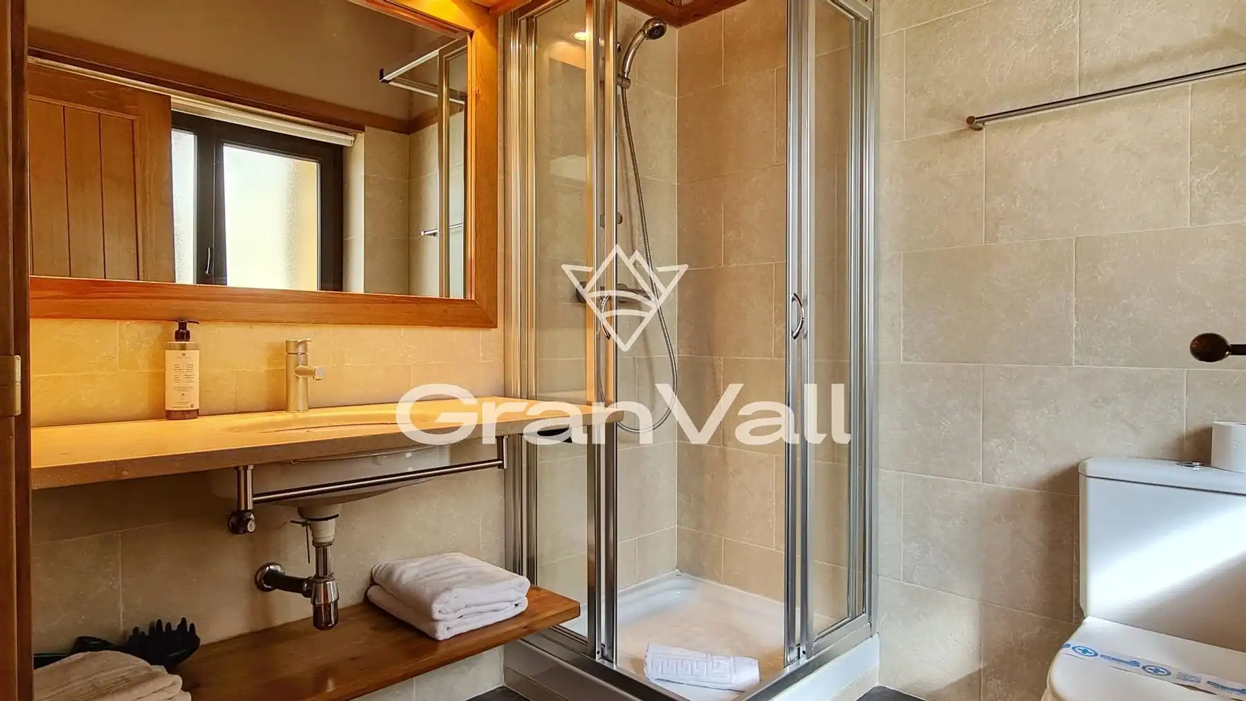 Badezimmer von Dachboden zum Verkauf in Alp mit Heizung und Möbliert
