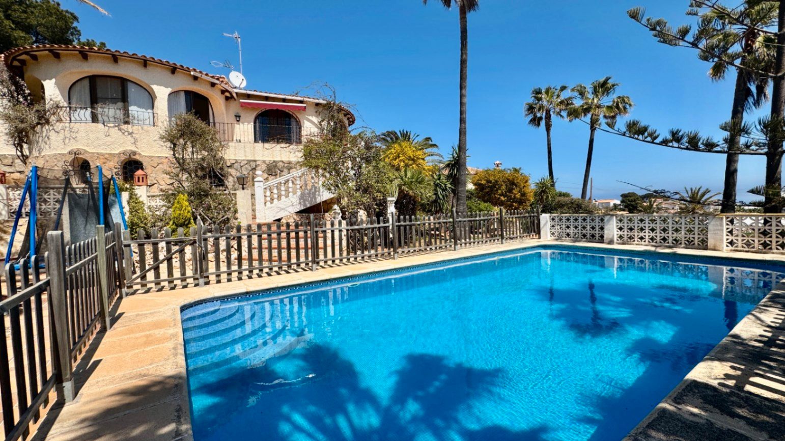 Vista exterior de Casa o xalet en venda en Jávea / Xàbia amb Calefacció, Jardí privat i Traster