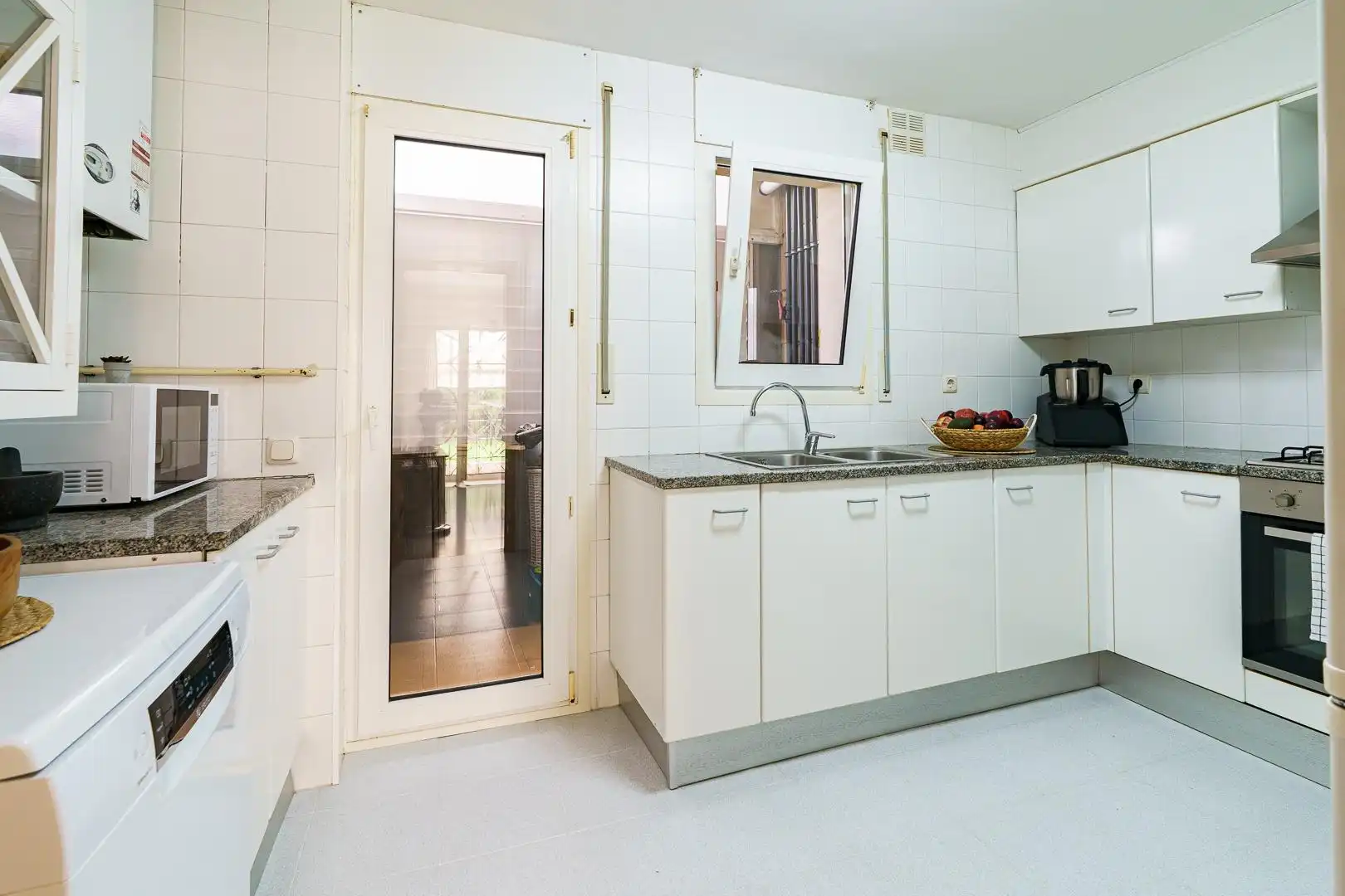 Küche von Erdgeschoss zum Verkauf in Sitges mit Heizung, Privatgarten und Terrasse
