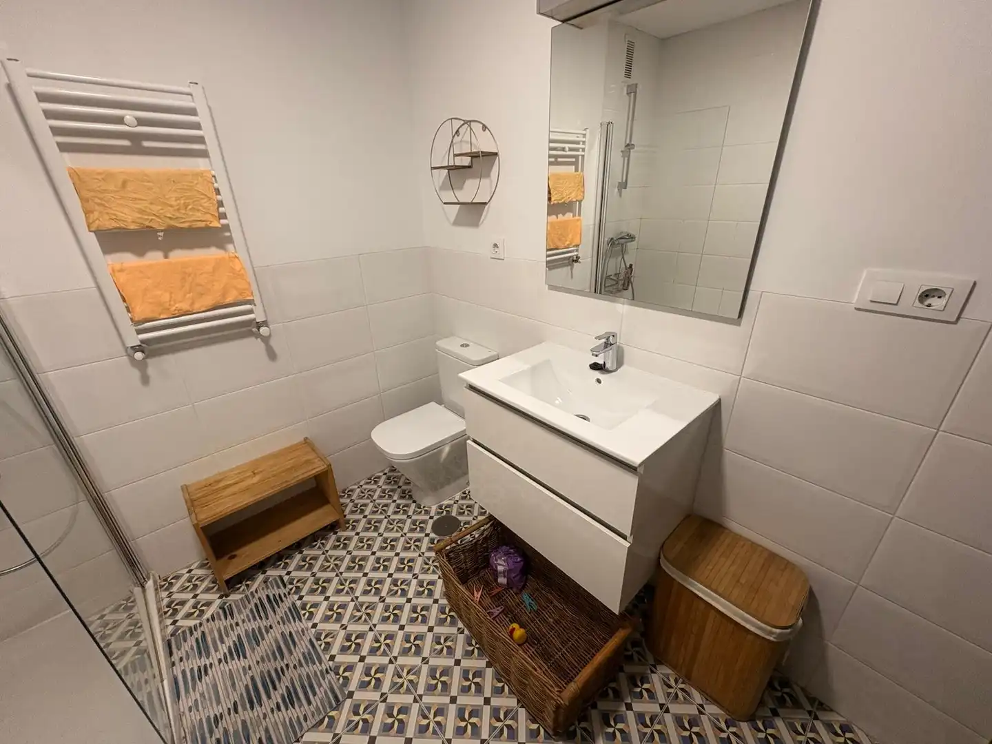 Badezimmer von Wohnung zur Miete in Madrid mit Heizung und Balkon