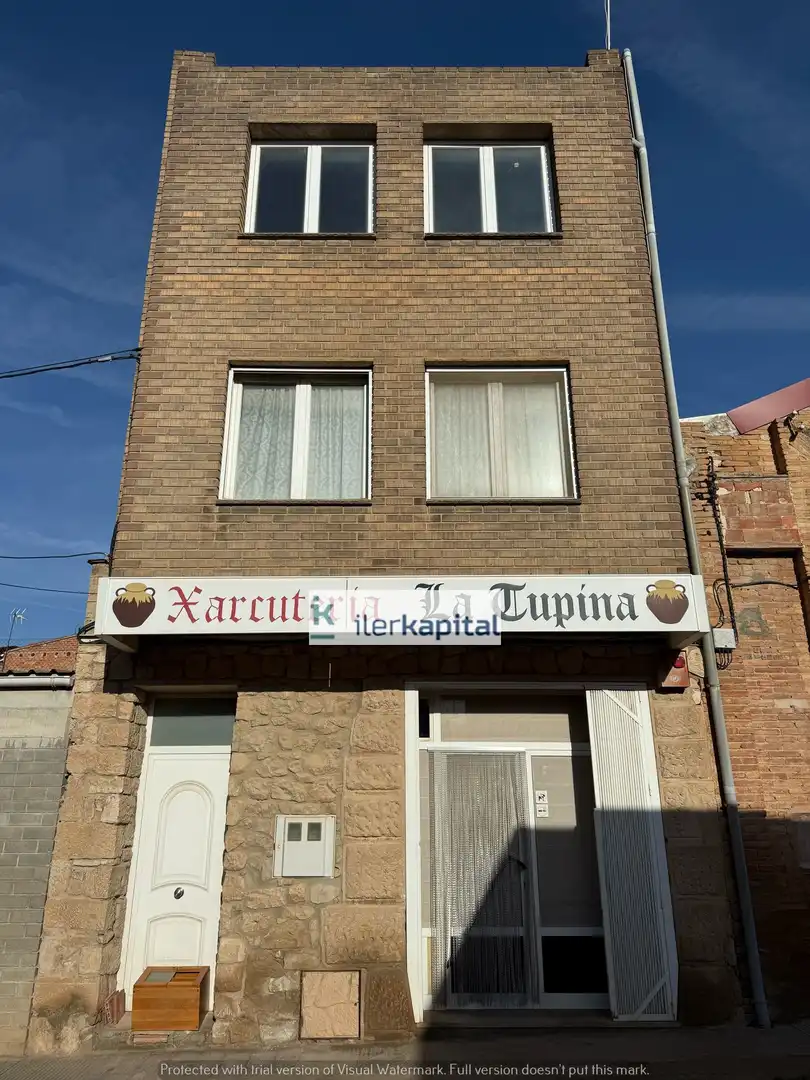 Außenansicht von Einfamilien-Reihenhaus zum Verkauf in Castelldans mit Abstellraum