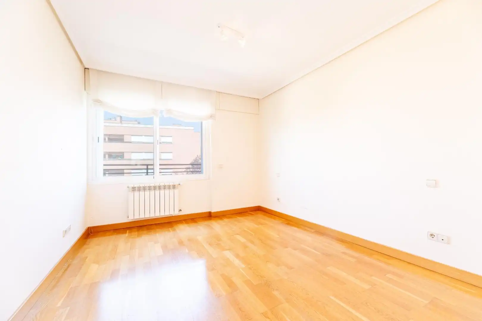 Bedroom of Flat for rent in Pozuelo de Alarcón  with Air Conditioner, Heating and Private garden