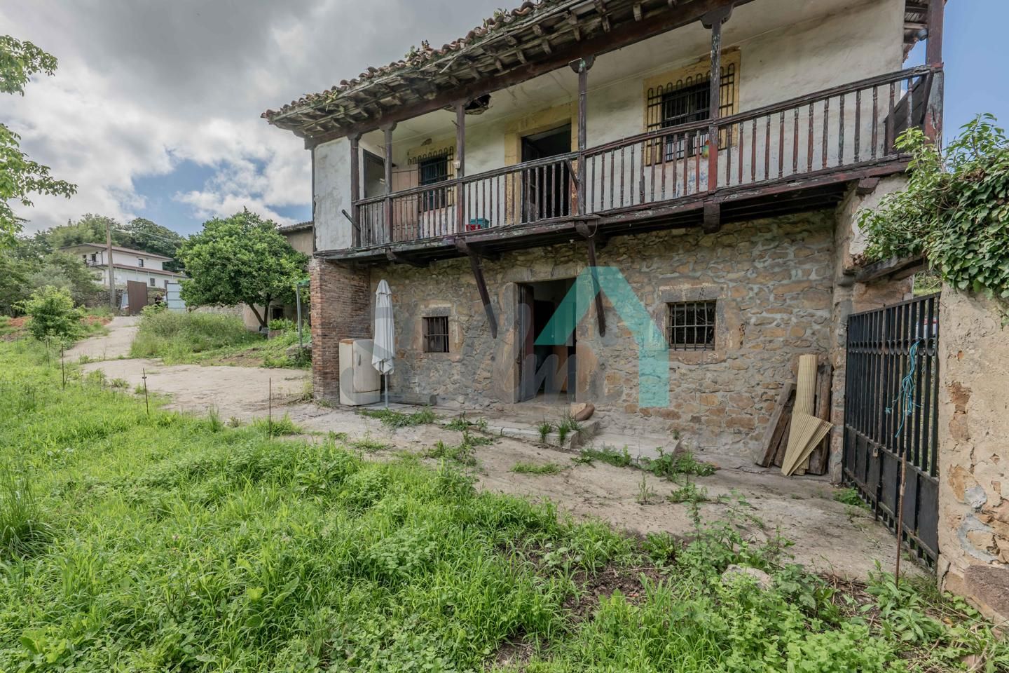 Vista exterior de Casa o xalet en venda en Oviedo  amb Jardí privat, Parquet i Terrassa