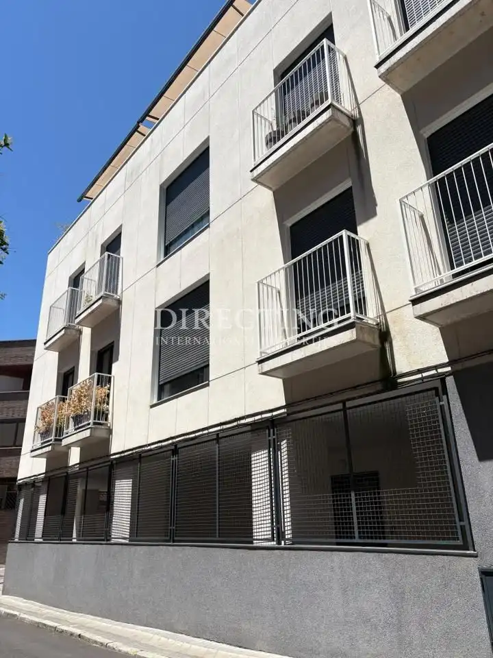 Vista exterior de Piso de alquiler en Madrid con Aire acondicionado, Balcón y Piscina comunitaria