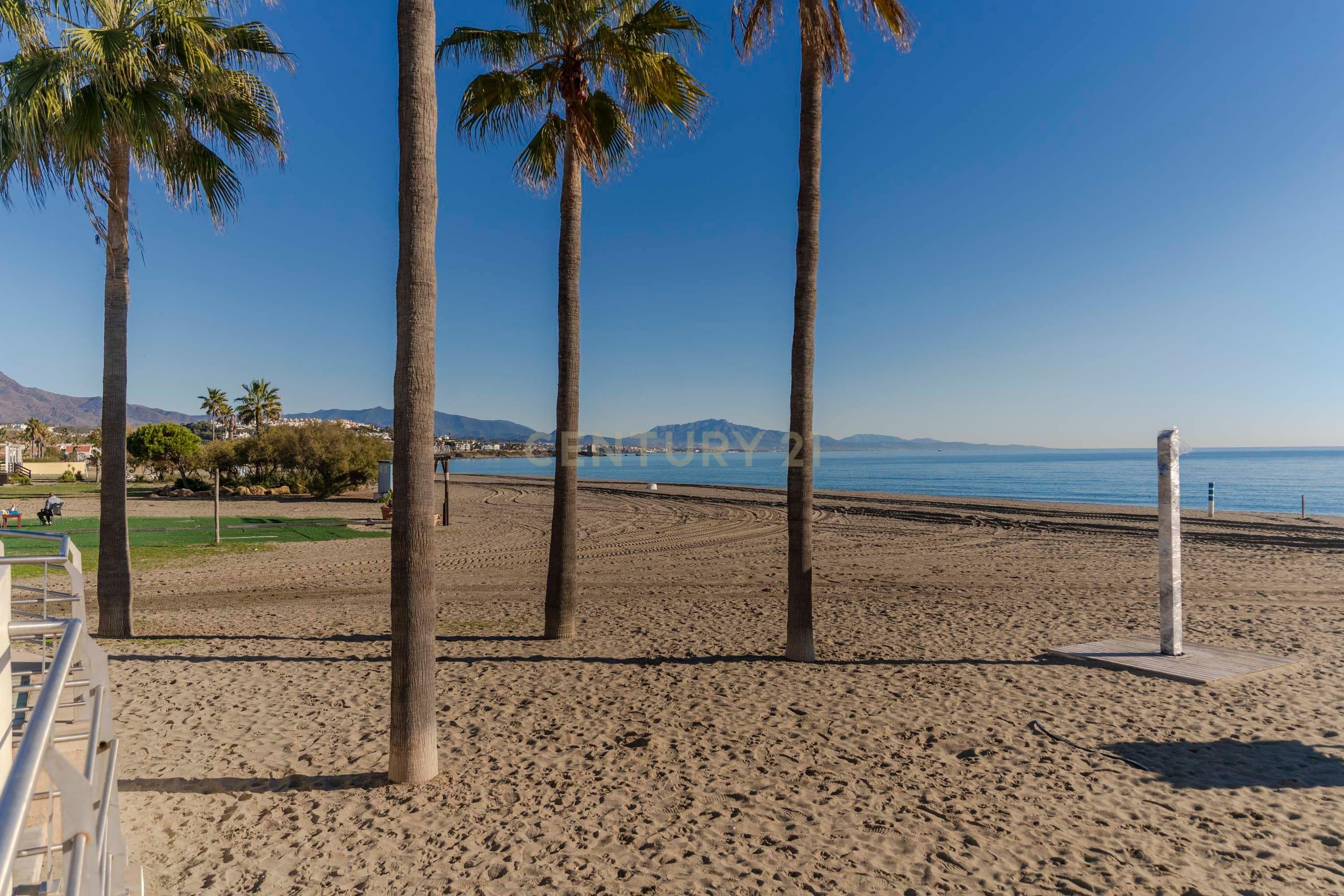 Vista exterior de Pis en venda en Manilva amb Jardí privat, Traster i Piscina comunitària