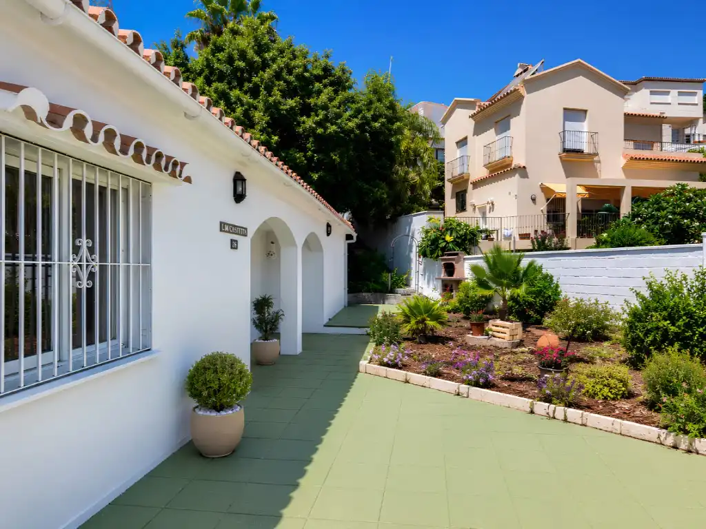 Vista exterior de Casa o xalet en venda en Fuengirola amb Jardí privat, Terrassa i Balcó