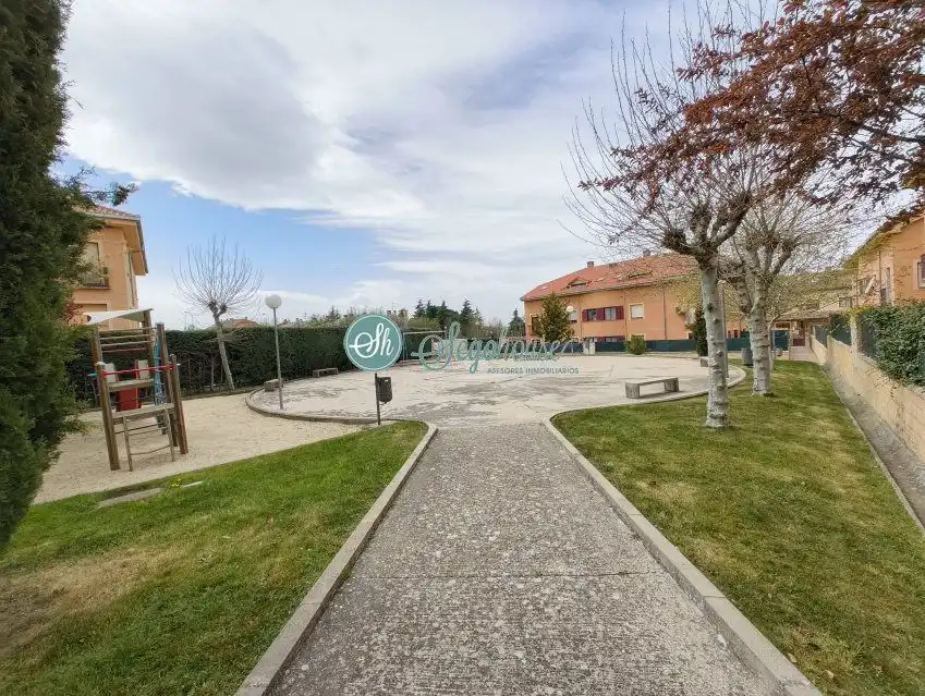 Parking de Piso en venta en Torrecaballeros con Calefacción, Terraza y Amueblado