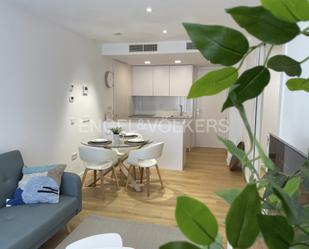 Sala d'estar de Apartament de lloguer en  Madrid Capital amb Aire condicionat, Terrassa i Piscina