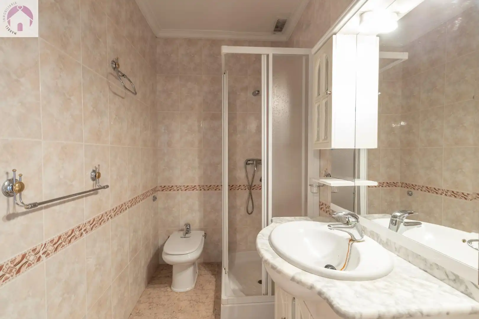 Baño de Casa adosada en venta en Maracena con Aire acondicionado, Calefacción y Terraza