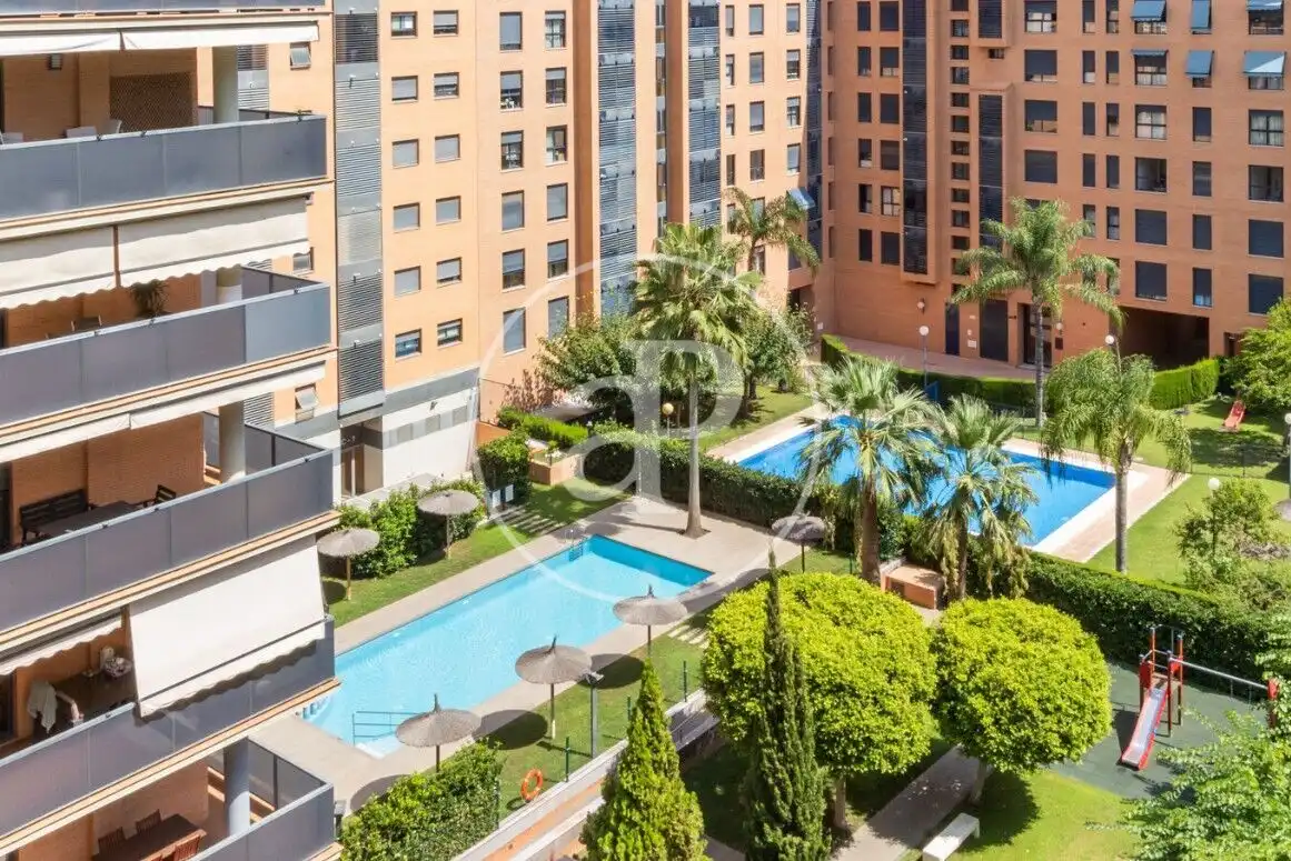 Vista exterior de Pis en venda en Valencia amb Aire condicionat, Calefacció i Jardí privat