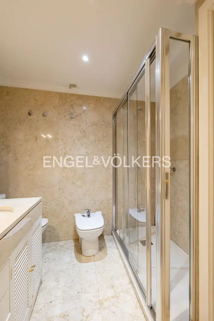 Baño de Piso en venta en Madrid con Calefacción, Terraza y Trastero