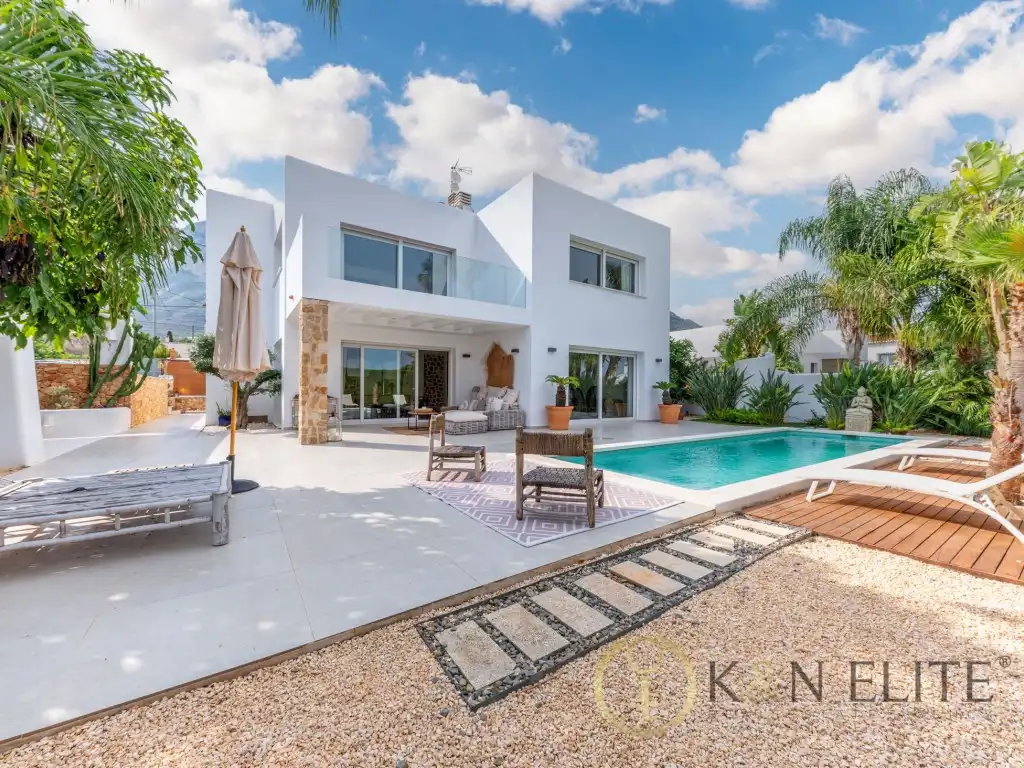 Vista exterior de Casa o xalet de lloguer en Dénia amb Aire condicionat, Jardí privat i Terrassa