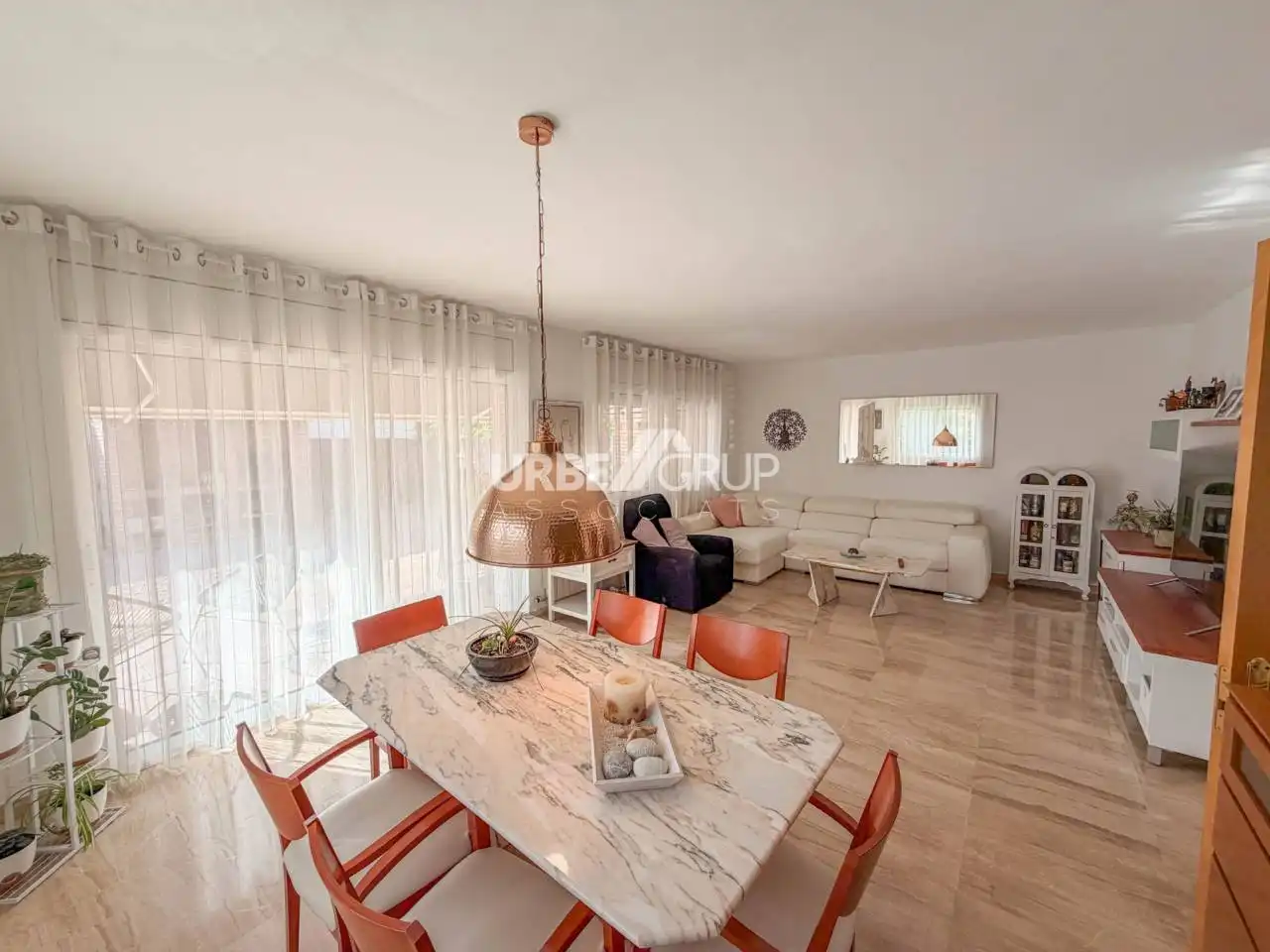 Sala d'estar de Casa adosada en venda en Terrassa amb Calefacció, Jardí privat i Terrassa