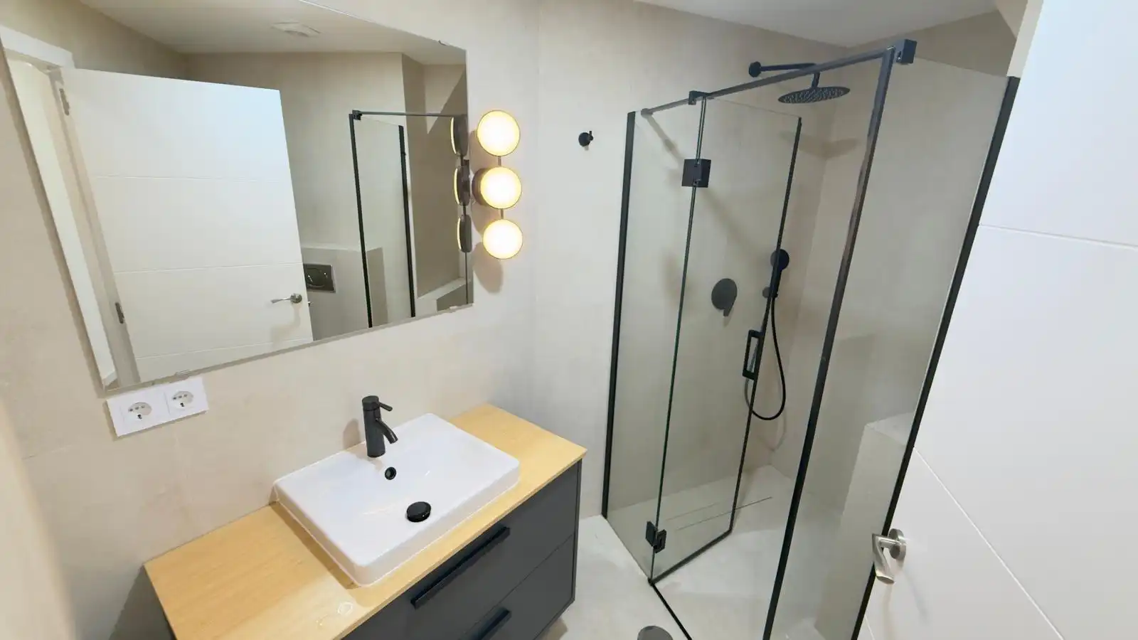 Bany de Apartament de lloguer en Pla - Carolinas