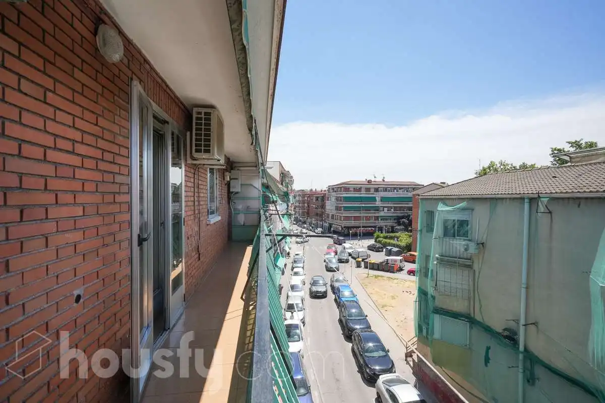 Vista exterior de Pis en venda en Madrid amb Terrassa i Traster