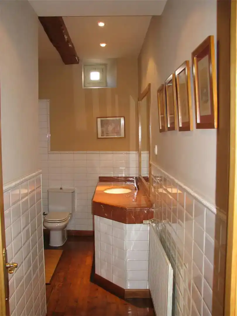 Bany de Casa adosada en venda en Villablino amb Parquet, Moblat i Forn