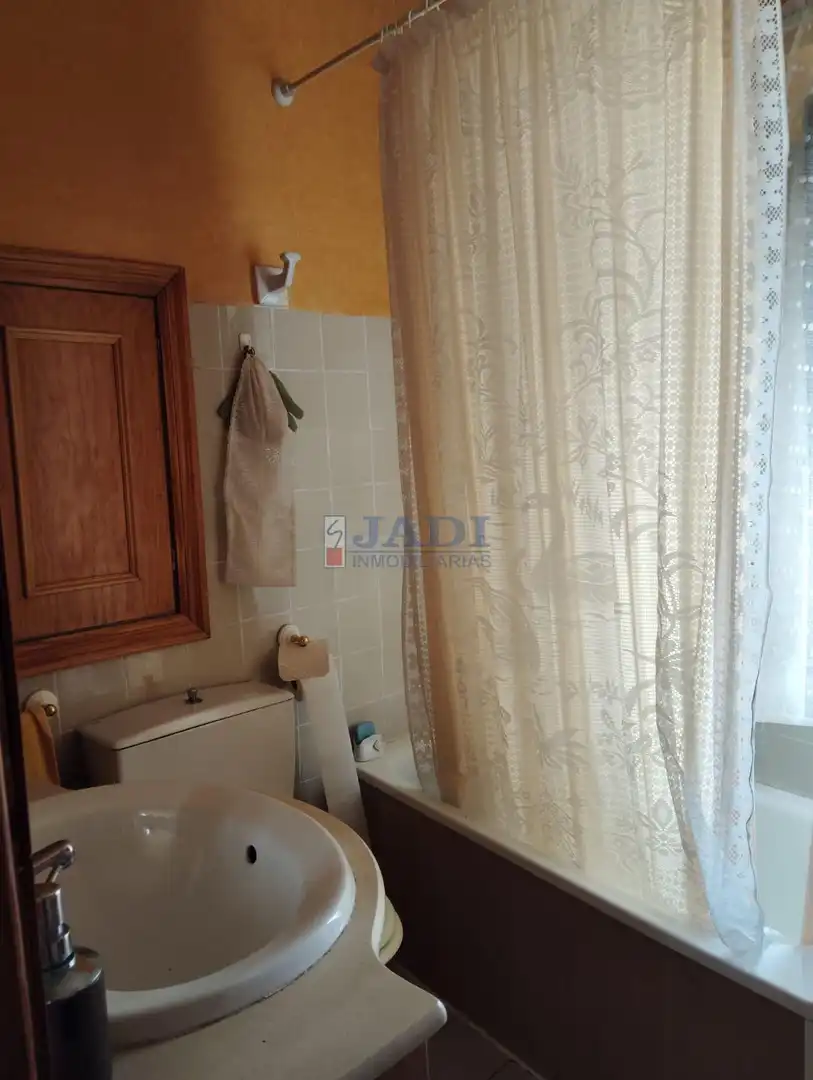 Bany de Casa o xalet en venda en Almuradiel amb Calefacció, Traster i Moblat
