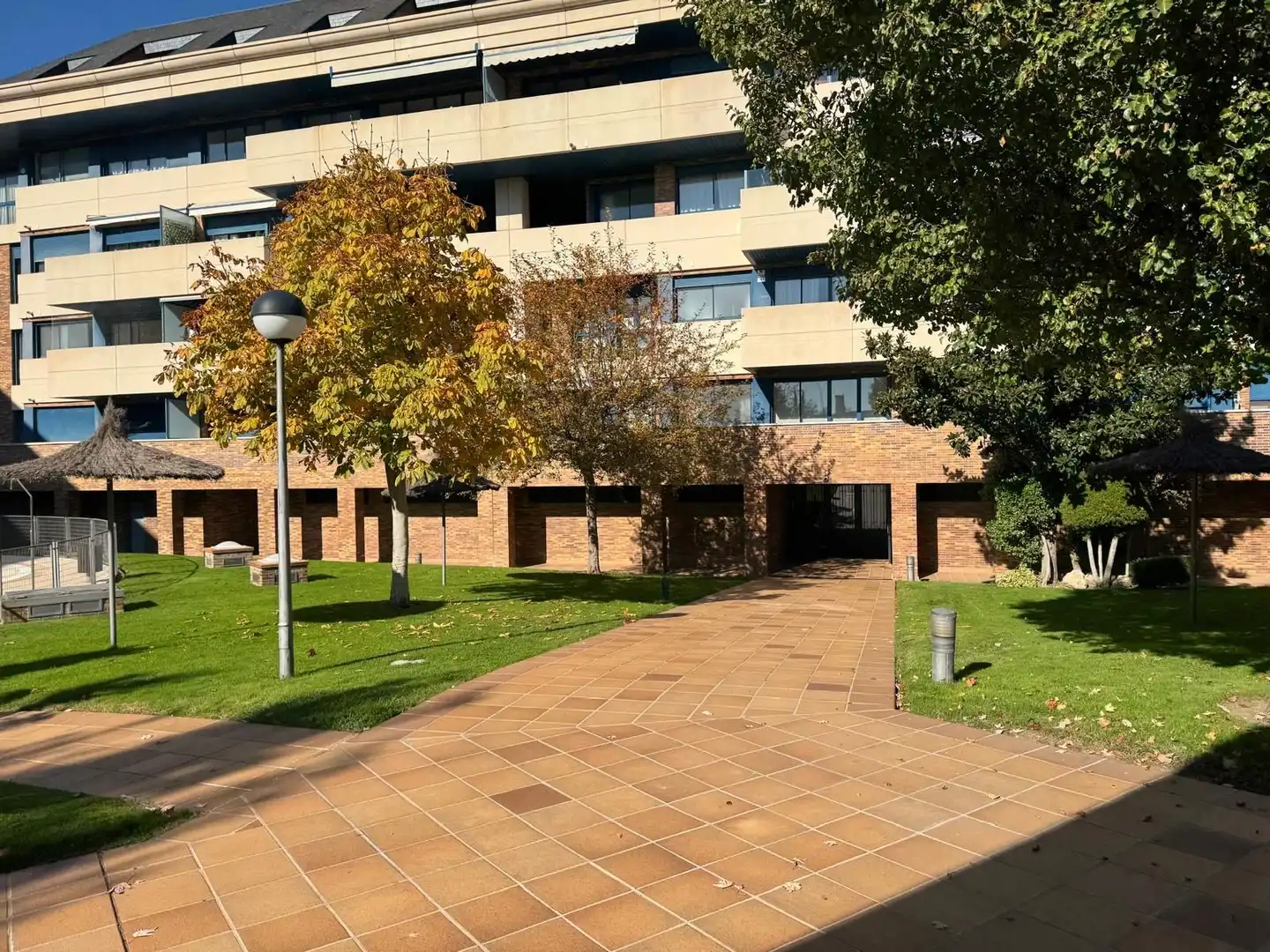 Vista exterior de Pis de lloguer en Majadahonda amb Traster i Piscina comunitària