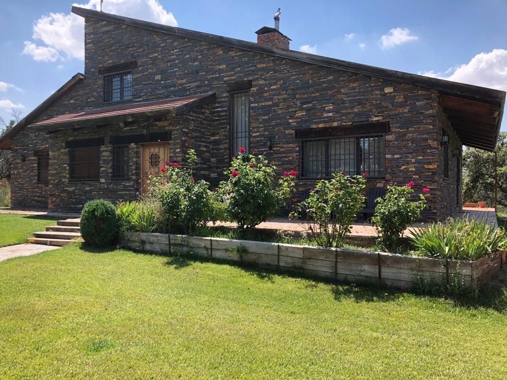 Vista exterior de Casa o xalet en venda en Maello amb Jardí privat, Terrassa i Piscina comunitària