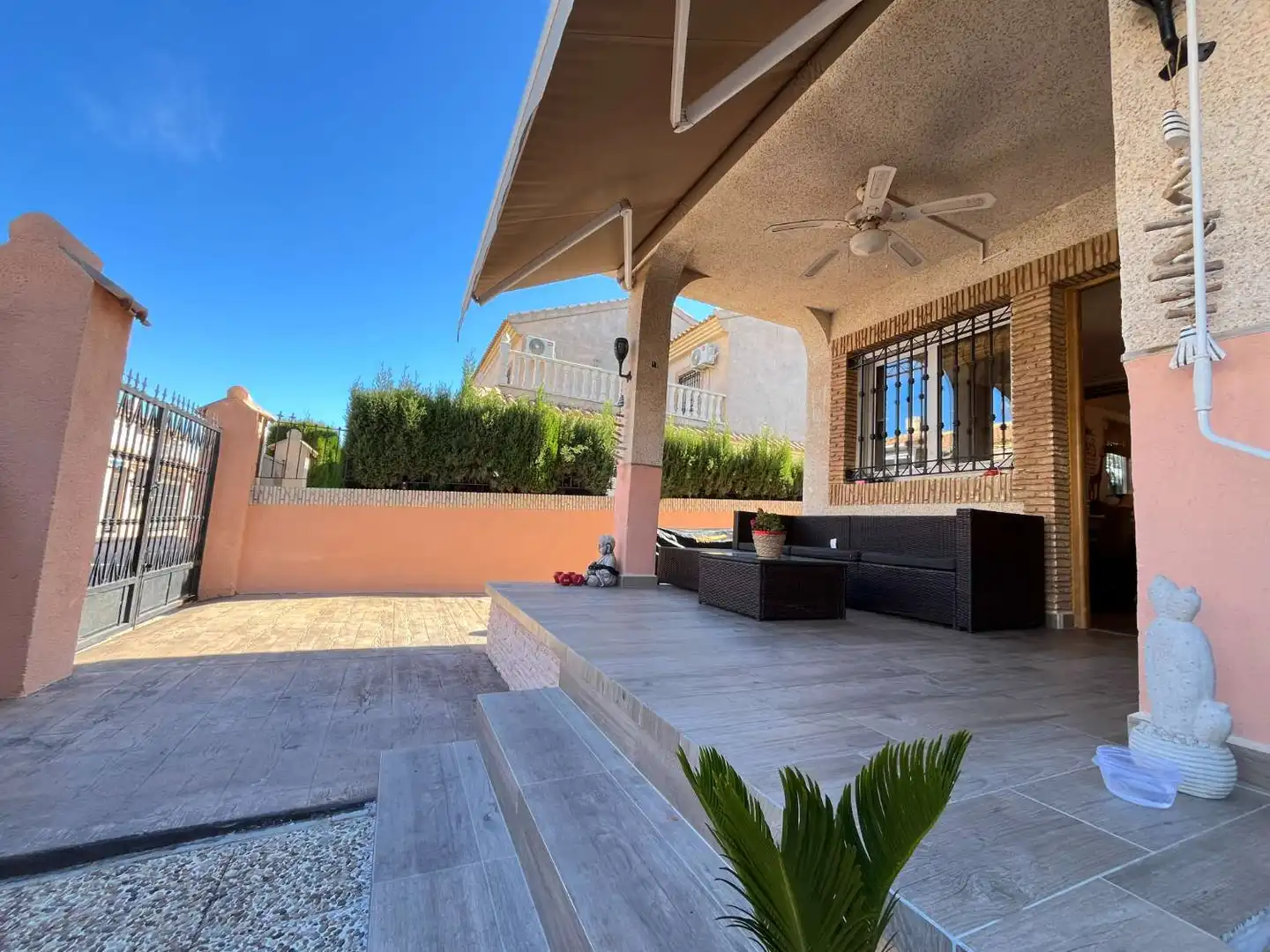 Terrasse von Einfamilien-Reihenhaus zum Verkauf in Orihuela mit Klimaanlage, Schwimmbad und Möbliert