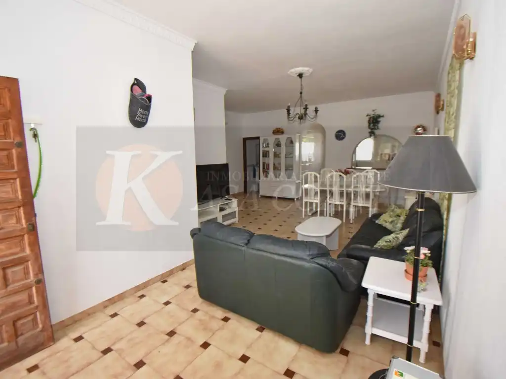 Sala d'estar de Pis en venda en Fuengirola amb Aire condicionat, Jardí privat i Piscina comunitària