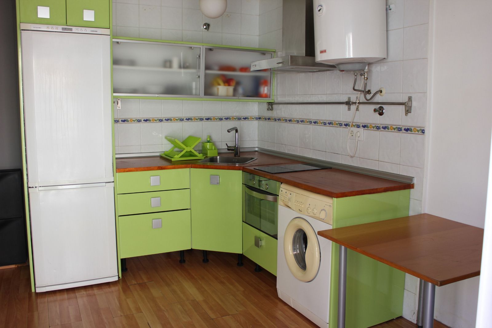 Cuina de Pis de lloguer en Churriana de la Vega amb Aire condicionat i Traster