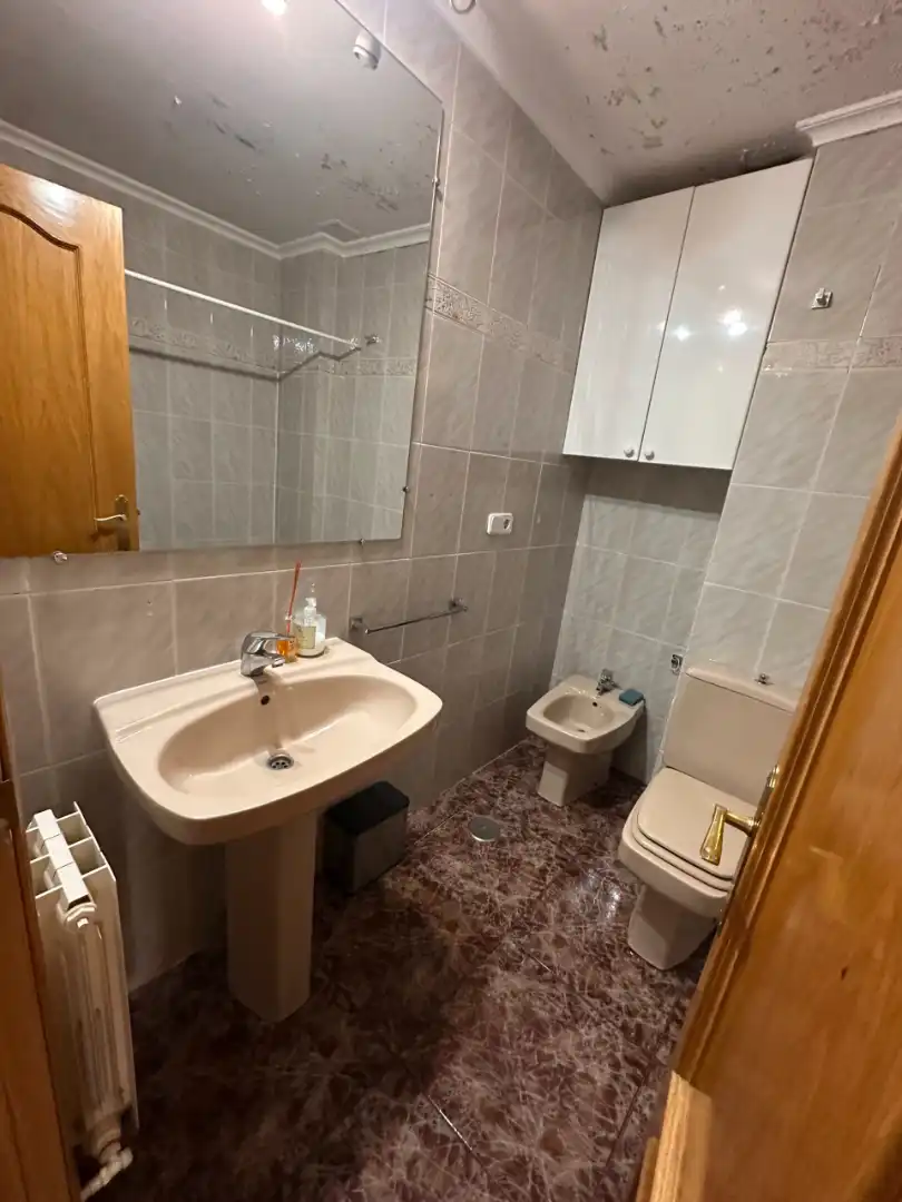 Badezimmer von Wohnungen zur Miete in Cuenca mit Heizung, Möbliert und Waschmaschine