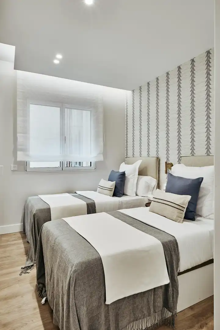 Dormitori de Apartament en venda en Madrid amb Calefacció, Terrassa i Moblat