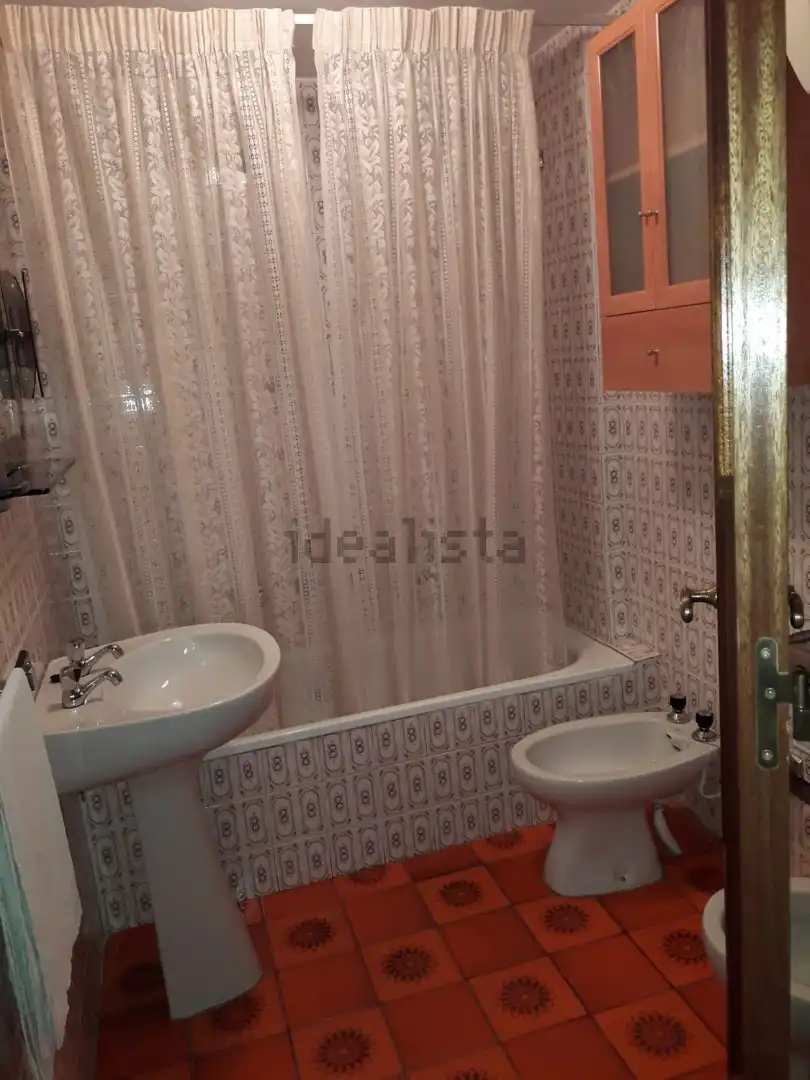 Bathroom of Flat for rent in Granada  with Furnished and Washing machine