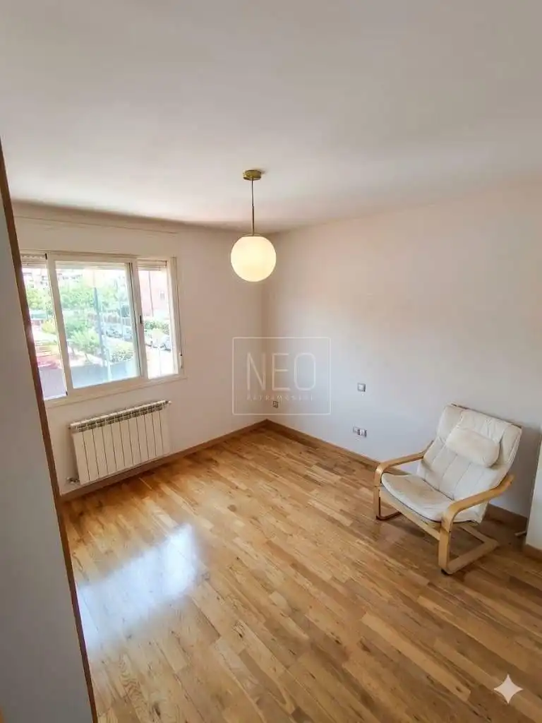Habitación de Casa adosada en venta en Villalbilla con Aire acondicionado, Calefacción y Jardín privado