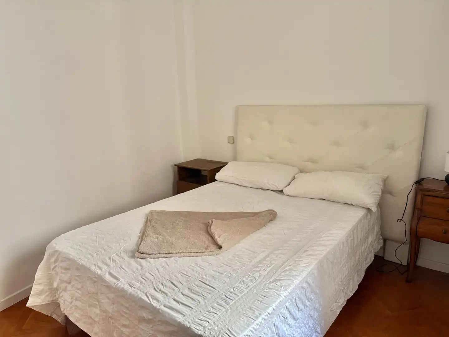 Schlafzimmer von Wohnung zur Miete in Madrid mit Heizung, Möbliert und Balkon