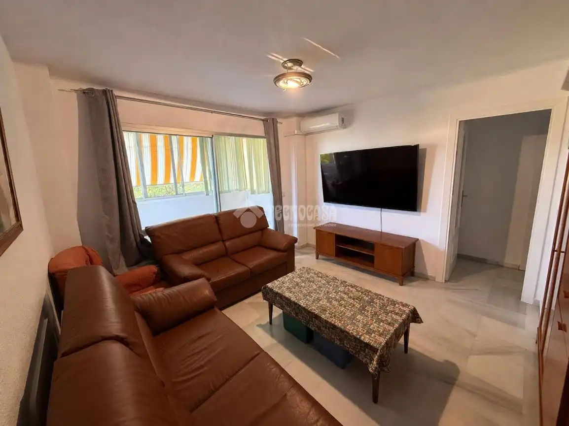 Sala de estar de Piso en venta en Benalmádena con Terraza y Piscina comunitaria