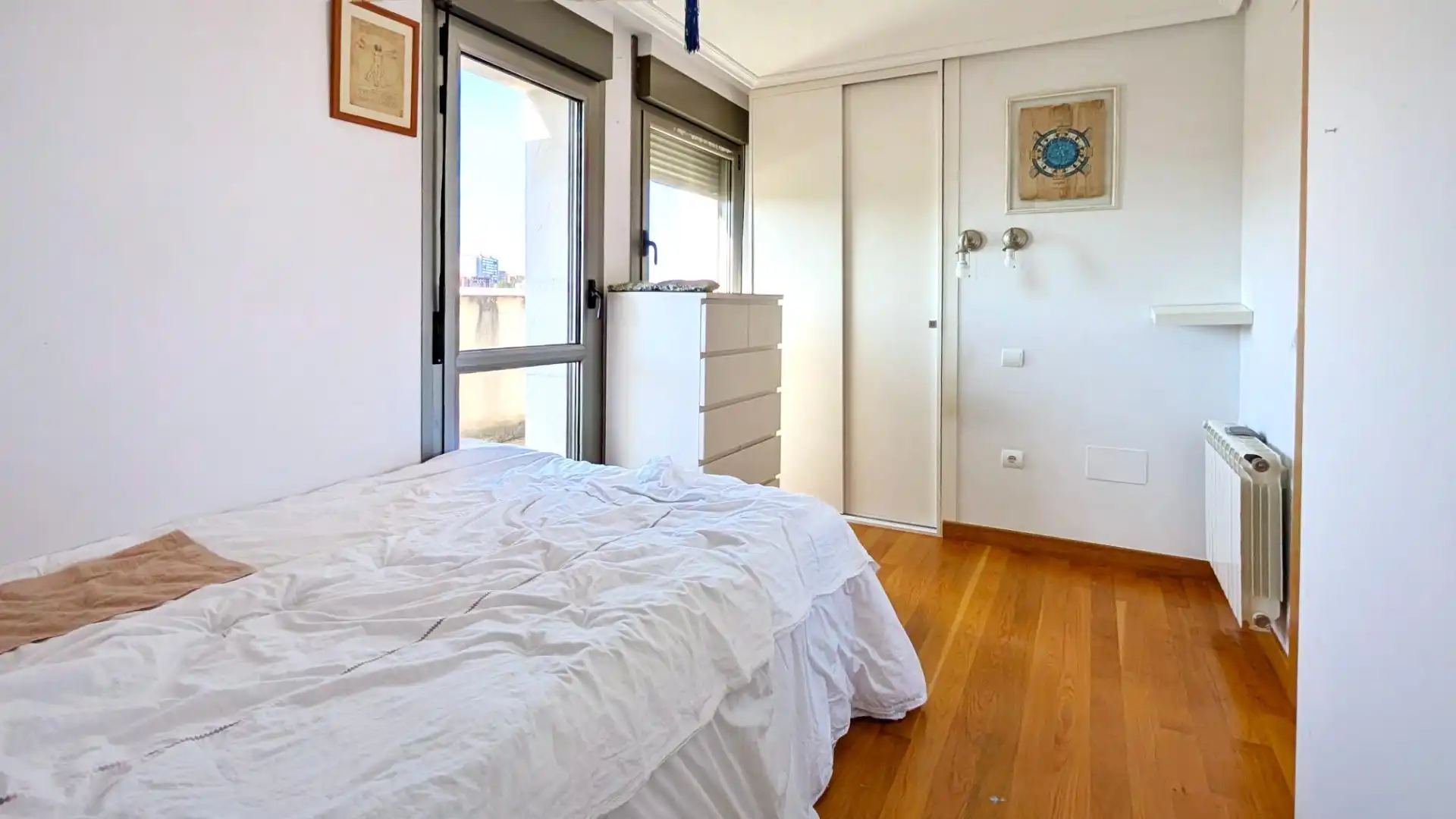 Schlafzimmer von Dachboden zum Verkauf in Santander mit Heizung, Terrasse und Abstellraum