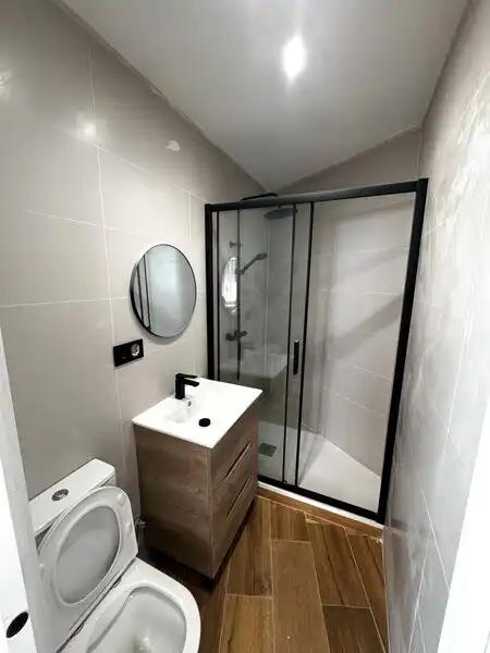 Bathroom of Flat for sale in Madrid  with Air Conditioner and Heating