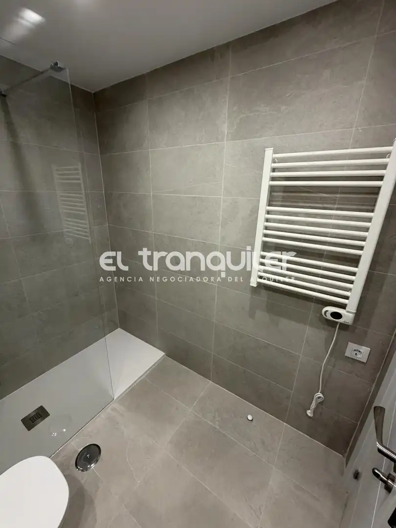 Baño de Piso de alquiler en Humanes de Madrid con Aire acondicionado, Parquet y Terraza